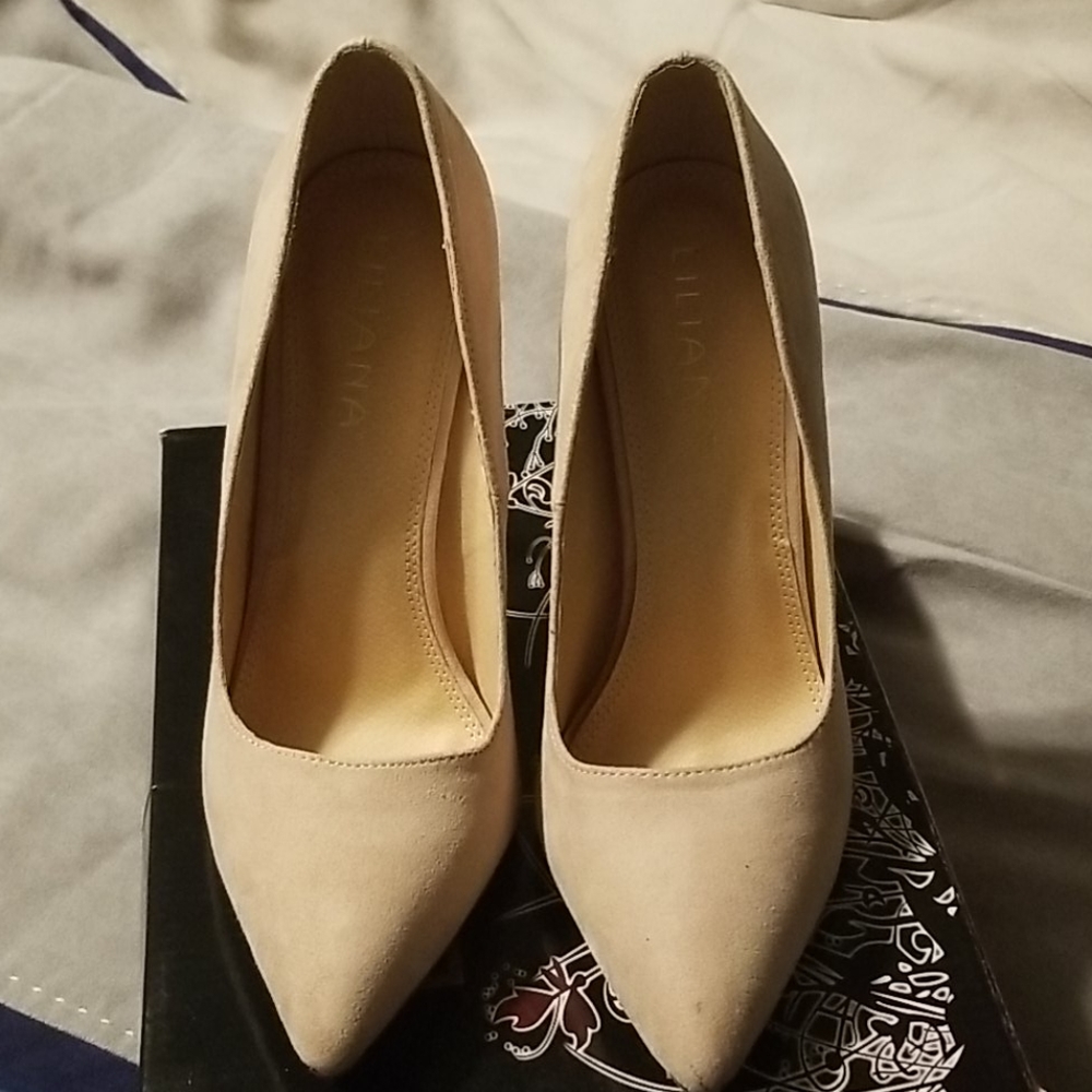 Suede nude pumps